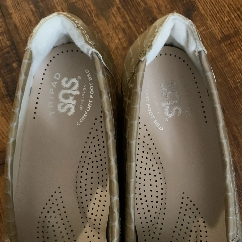 SAS Womens Faux Alligator Neutral Tan Slip On Loafers Sz 7